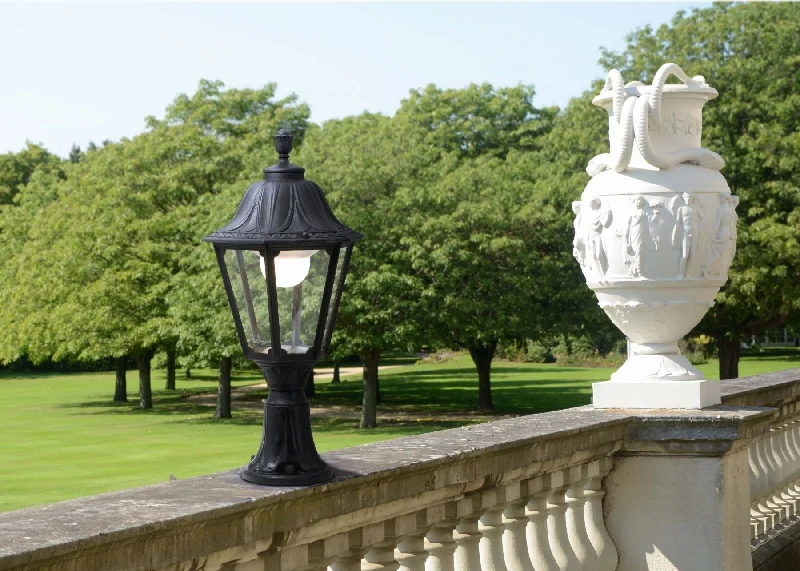 Track lighting for creating a moody atmosphereLot Noemi Black -Finish